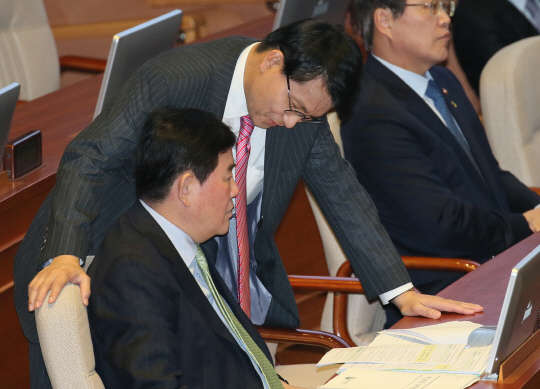 최경환 경제부총리(아래)와 새누리당 윤상현 의원이 22일 국회 본회의장에서 대화하고 있다.  사진= 연합뉴스